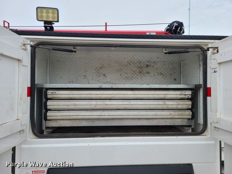 image for item GB9209 2016 Peterbilt 337  utility / service truck