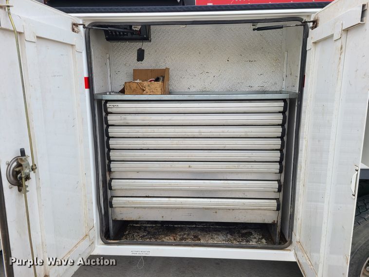 image for item GB9209 2016 Peterbilt 337  utility / service truck