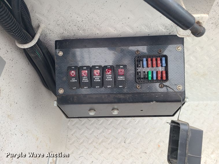 image for item GB9209 2016 Peterbilt 337  utility / service truck