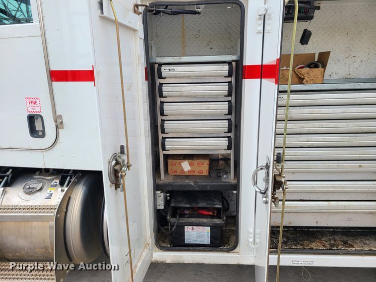 image for item GB9209 2016 Peterbilt 337  utility / service truck