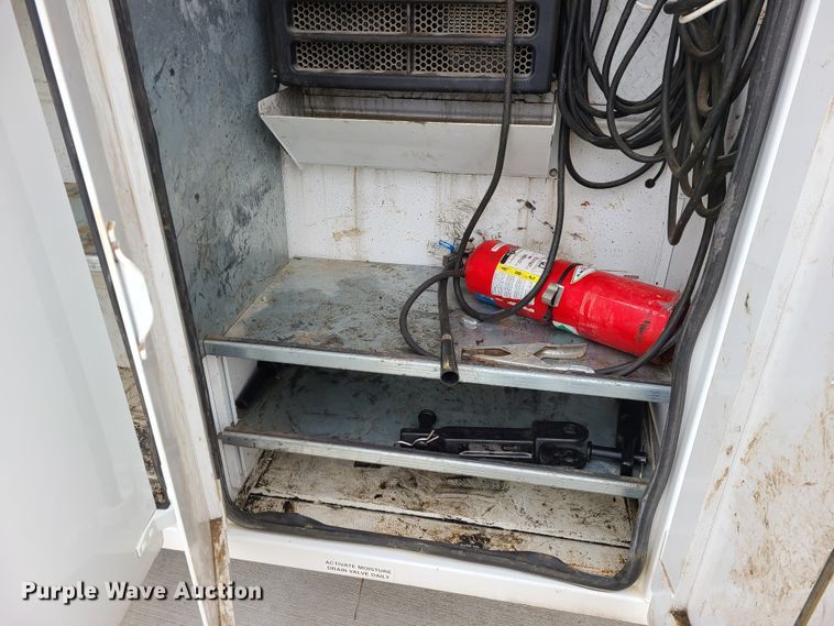 image for item GB9209 2016 Peterbilt 337  utility / service truck