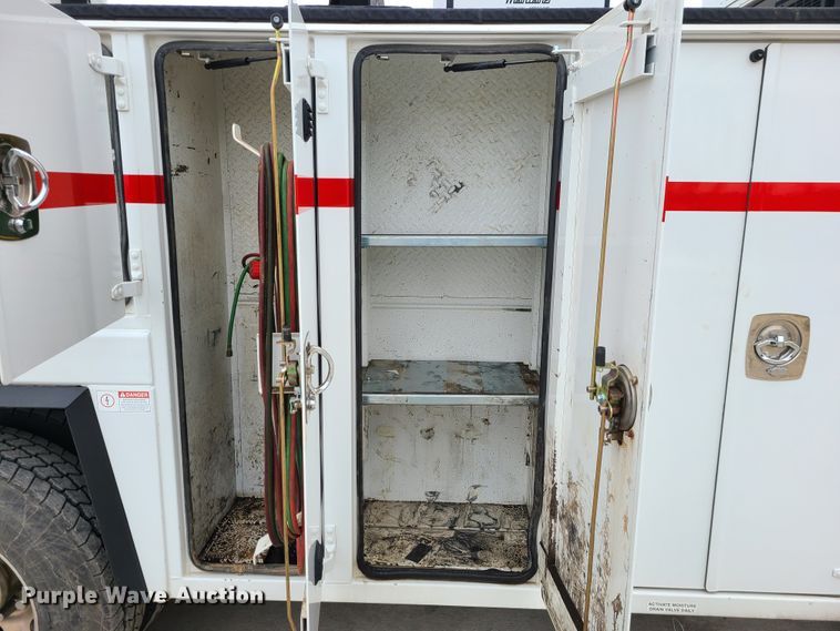 image for item GB9209 2016 Peterbilt 337  utility / service truck