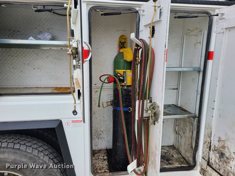 image for item GB9209 2016 Peterbilt 337  utility / service truck