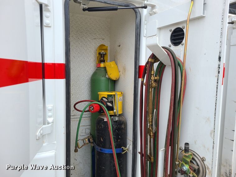 image for item GB9209 2016 Peterbilt 337  utility / service truck