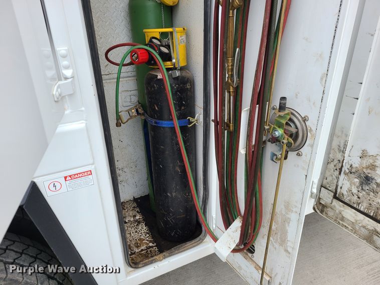 image for item GB9209 2016 Peterbilt 337  utility / service truck