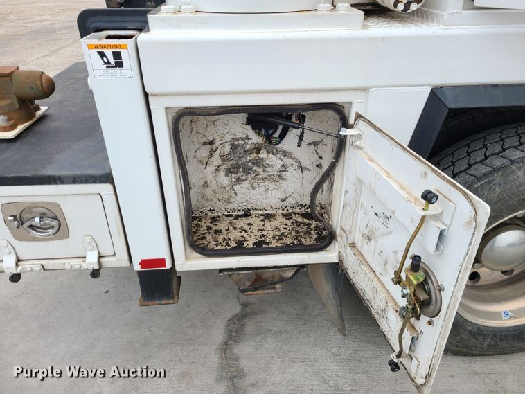 image for item GB9209 2016 Peterbilt 337  utility / service truck