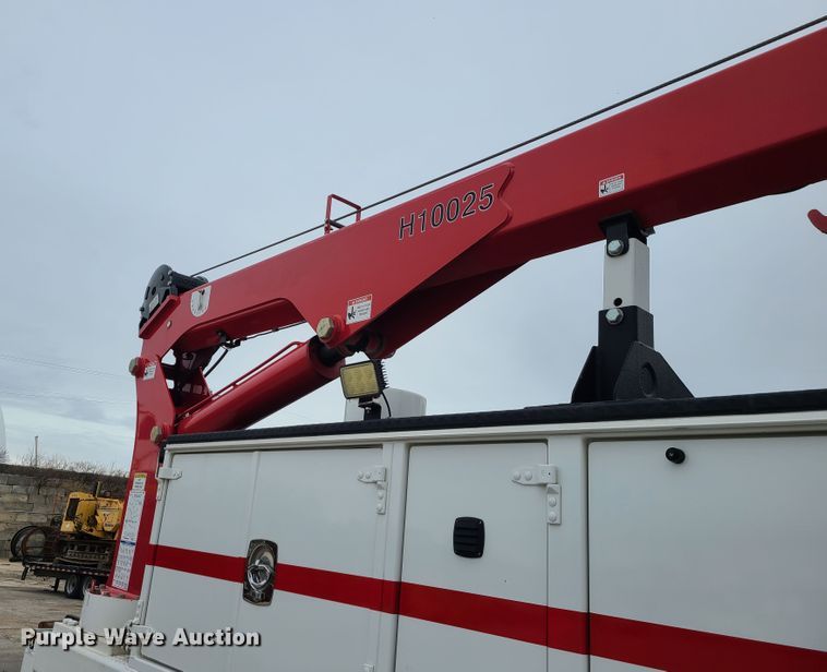 image for item GB9209 2016 Peterbilt 337  utility / service truck