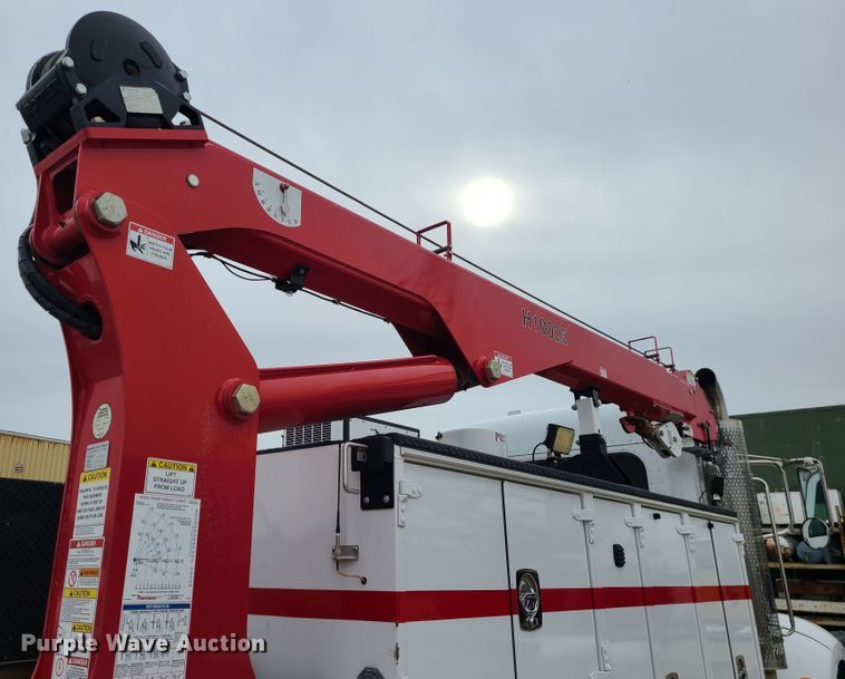 image for item GB9209 2016 Peterbilt 337  utility / service truck