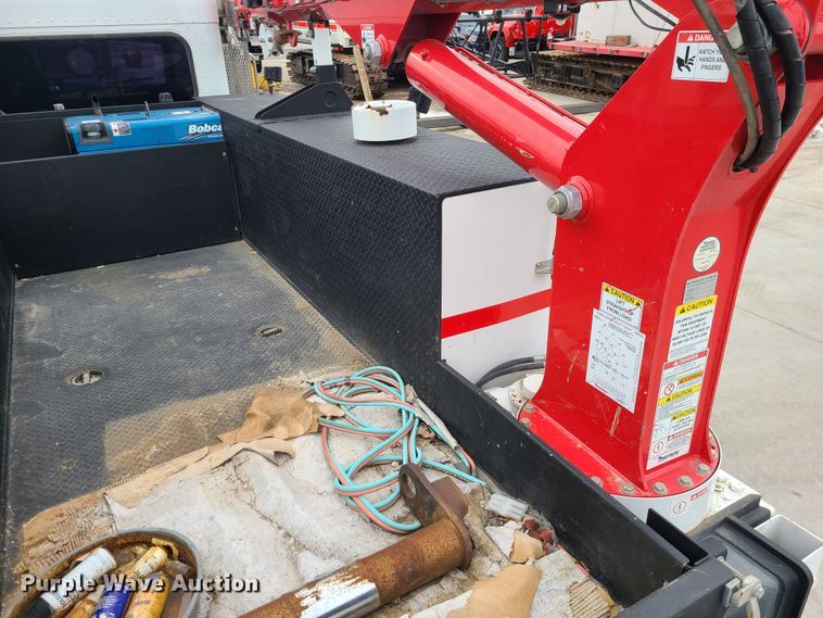 image for item GB9209 2016 Peterbilt 337  utility / service truck