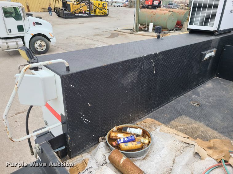 image for item GB9209 2016 Peterbilt 337  utility / service truck