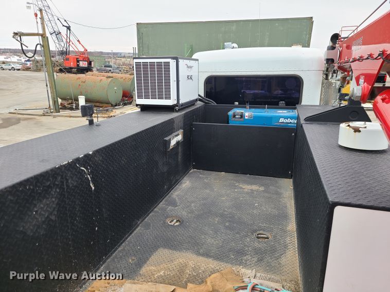 image for item GB9209 2016 Peterbilt 337  utility / service truck