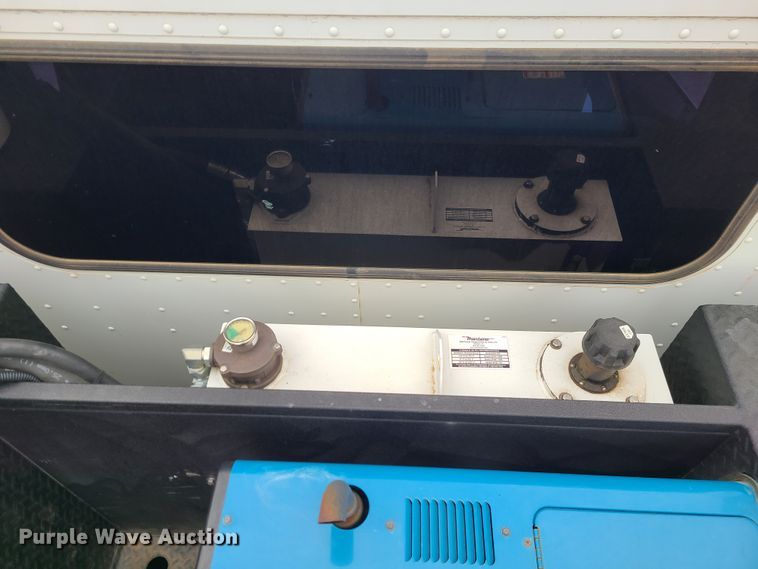 image for item GB9209 2016 Peterbilt 337  utility / service truck