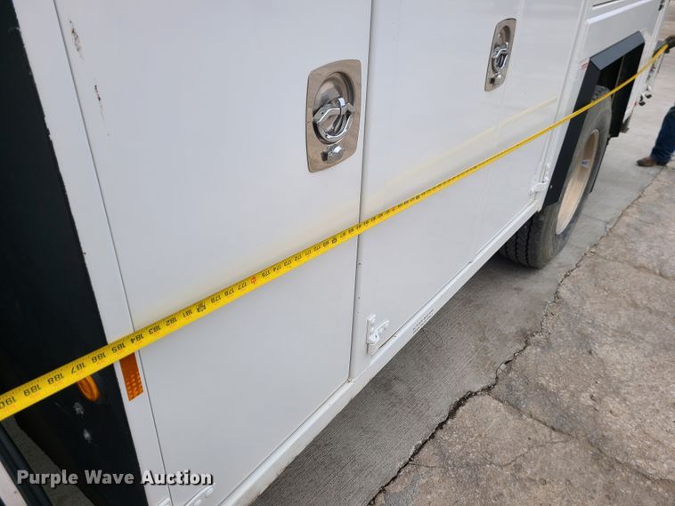 image for item GB9209 2016 Peterbilt 337  utility / service truck