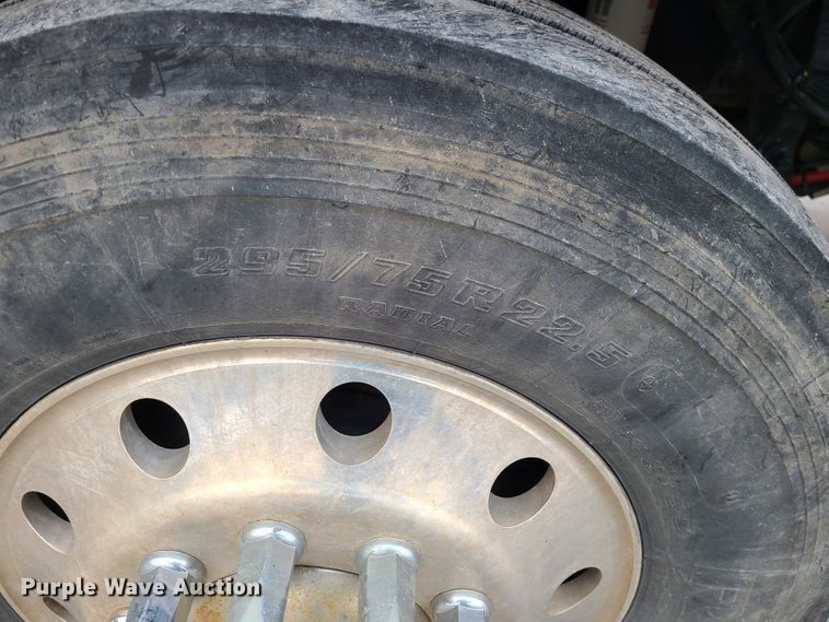 image for item GB9209 2016 Peterbilt 337  utility / service truck