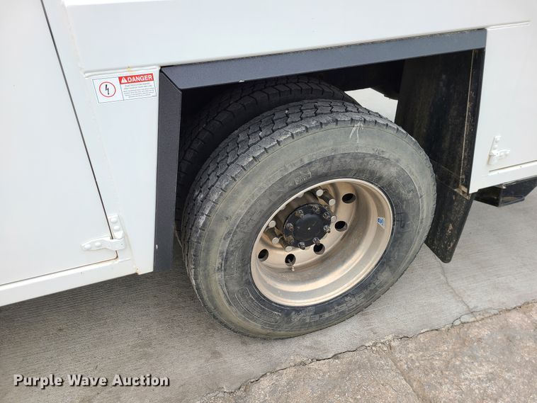 image for item GB9209 2016 Peterbilt 337  utility / service truck