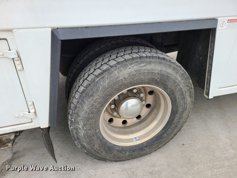 image for item GB9209 2016 Peterbilt 337  utility / service truck