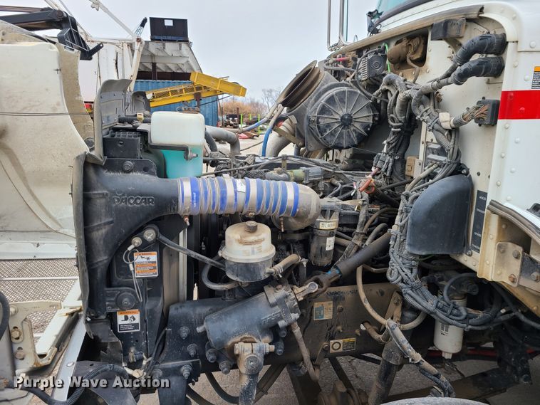 image for item GB9209 2016 Peterbilt 337  utility / service truck