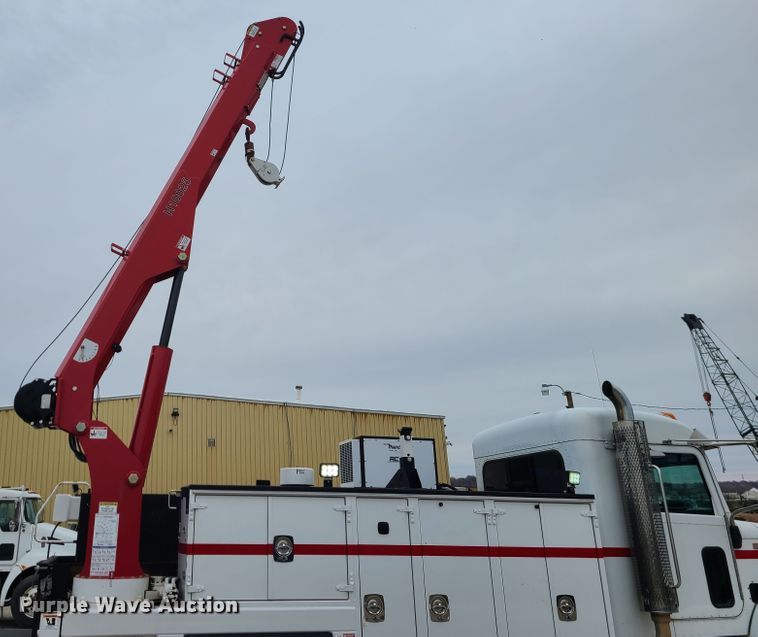 image for item GB9209 2016 Peterbilt 337  utility / service truck