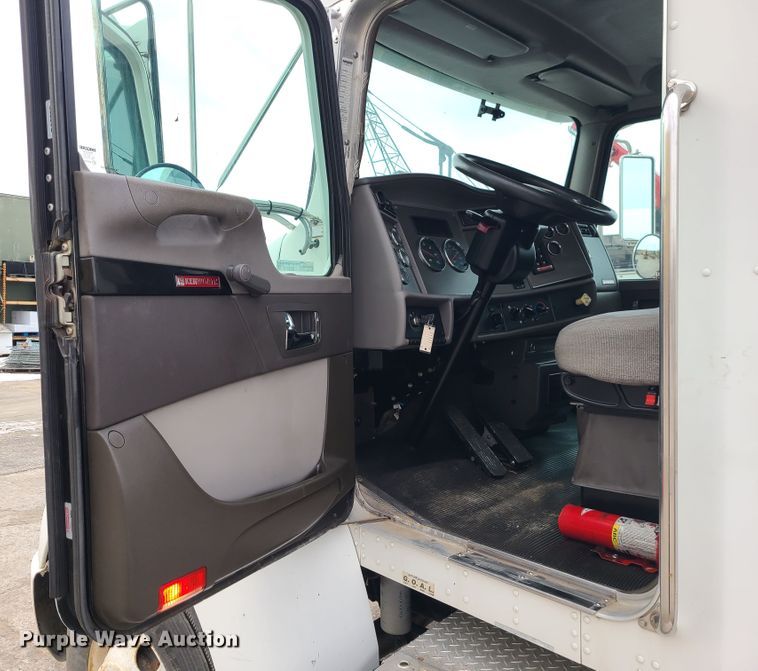image for item GB9210 2012 Kenworth T370  truck cab and chassis