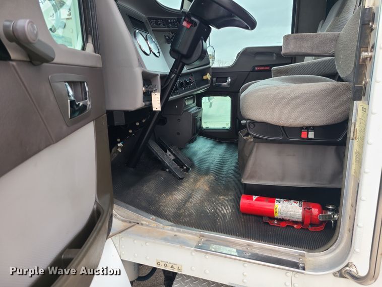 image for item GB9210 2012 Kenworth T370  truck cab and chassis