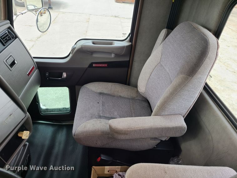 image for item GB9210 2012 Kenworth T370  truck cab and chassis