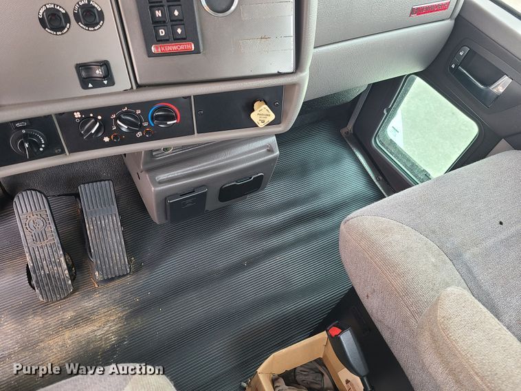 image for item GB9210 2012 Kenworth T370  truck cab and chassis