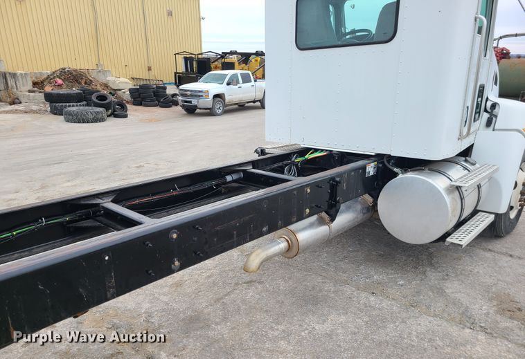 image for item GB9210 2012 Kenworth T370  truck cab and chassis