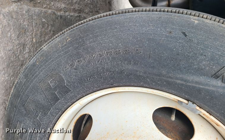 image for item GB9210 2012 Kenworth T370  truck cab and chassis