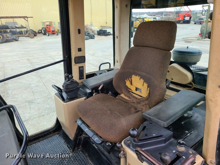 image for item GB9212 1999 Caterpillar 953C  track loader