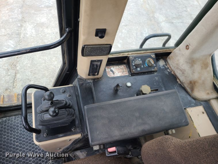 image for item GB9212 1999 Caterpillar 953C  track loader