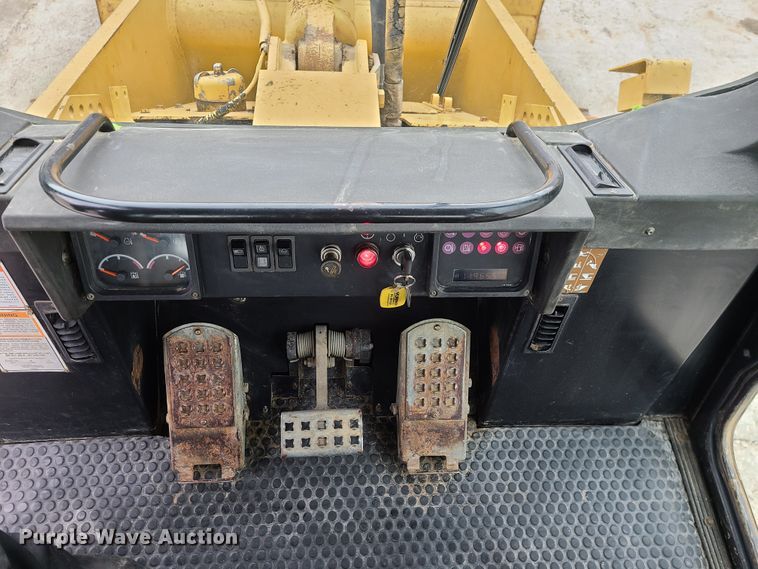 image for item GB9212 1999 Caterpillar 953C  track loader