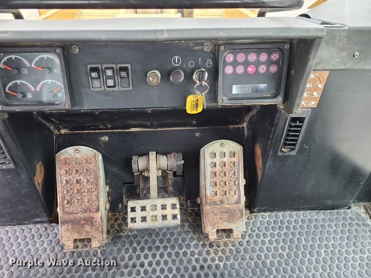 image for item GB9212 1999 Caterpillar 953C  track loader