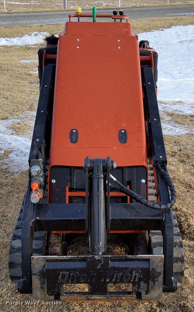 image for item IE9503 2013 Ditch Witch SK755  compact utility loader