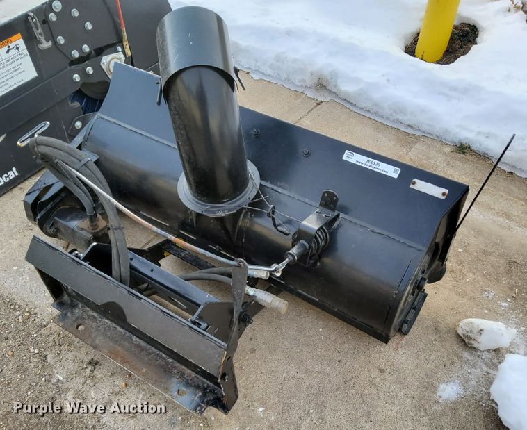 image for item IE9520 John Deere E060  46" W compact utility loader snow blower