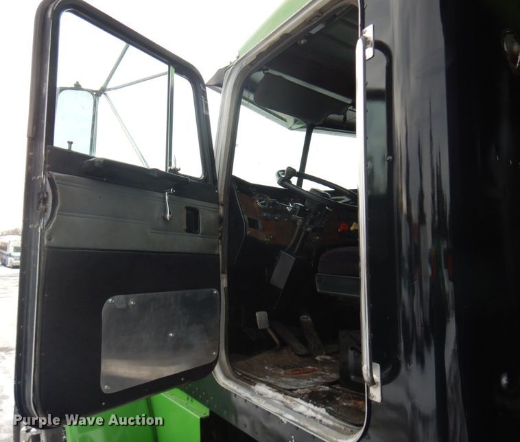 image for item IO9667 1994 Peterbilt 357  dump truck