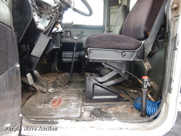 image for item IO9667 1994 Peterbilt 357  dump truck