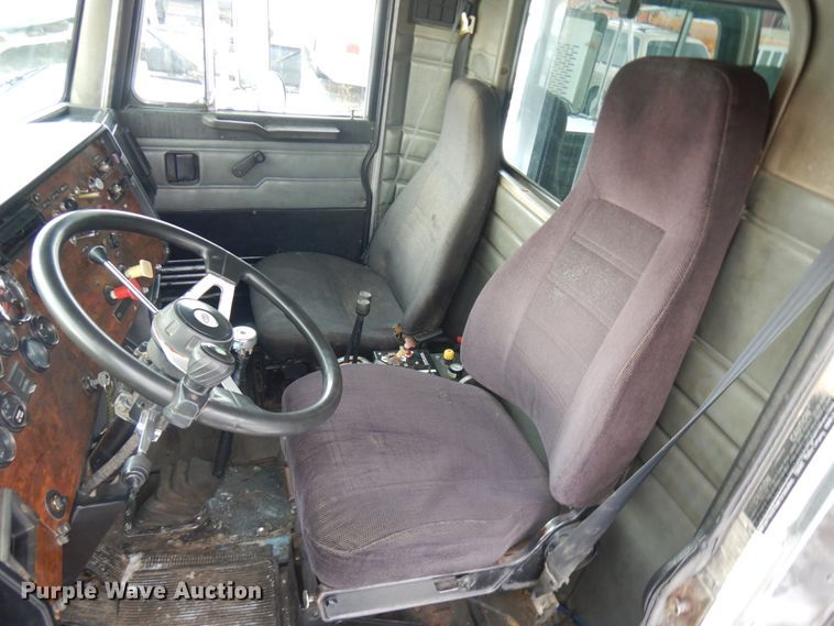 image for item IO9667 1994 Peterbilt 357  dump truck