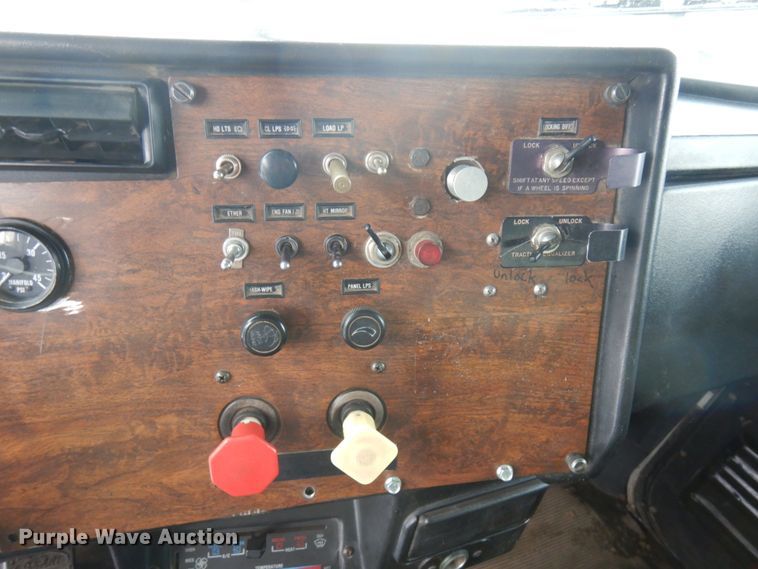 image for item IO9667 1994 Peterbilt 357  dump truck