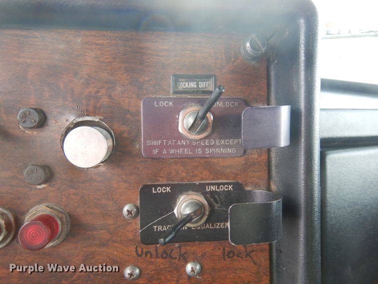 image for item IO9667 1994 Peterbilt 357  dump truck