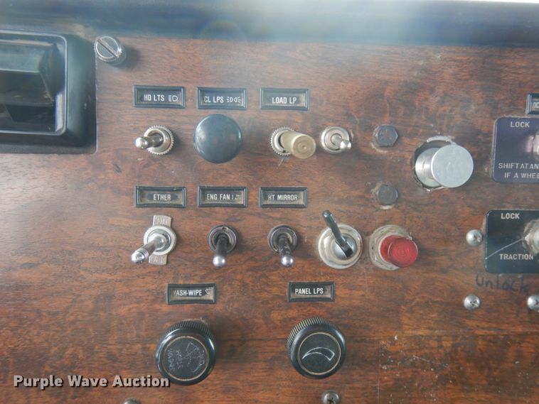 image for item IO9667 1994 Peterbilt 357  dump truck