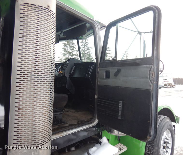 image for item IO9667 1994 Peterbilt 357  dump truck