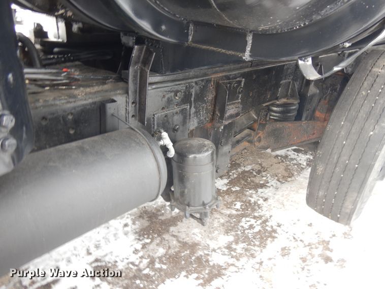 image for item IO9667 1994 Peterbilt 357  dump truck