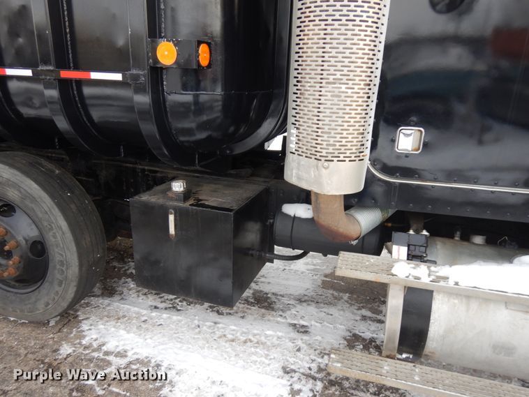 image for item IO9667 1994 Peterbilt 357  dump truck