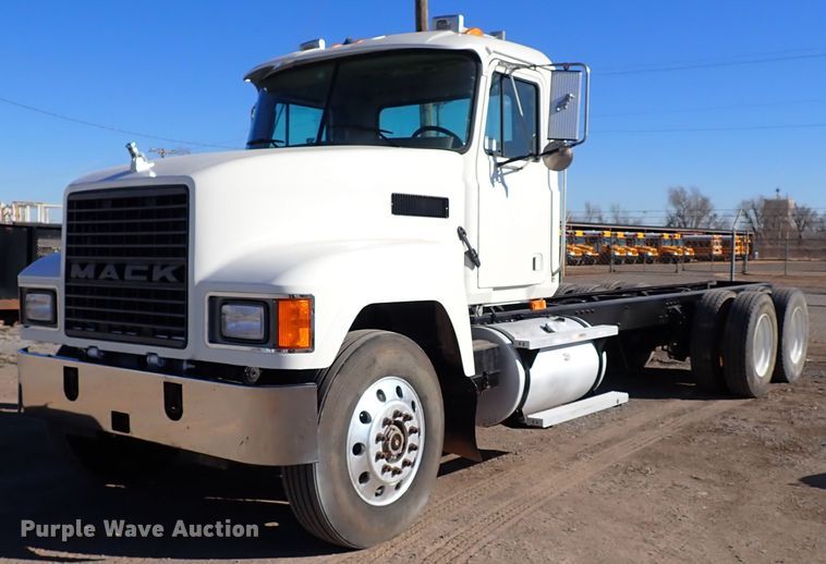 image for item IS9392 2001 Mack CH613  truck cab and chassis