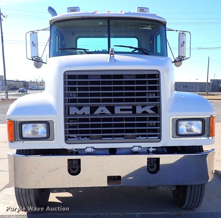 image for item IS9392 2001 Mack CH613  truck cab and chassis