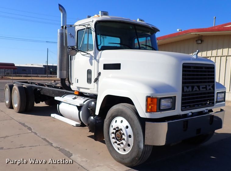 image for item IS9392 2001 Mack CH613  truck cab and chassis