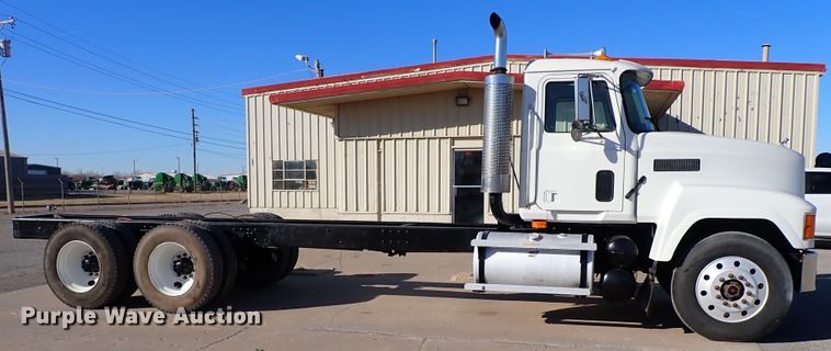 image for item IS9392 2001 Mack CH613  truck cab and chassis