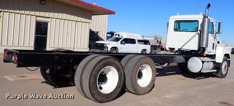 image for item IS9392 2001 Mack CH613  truck cab and chassis