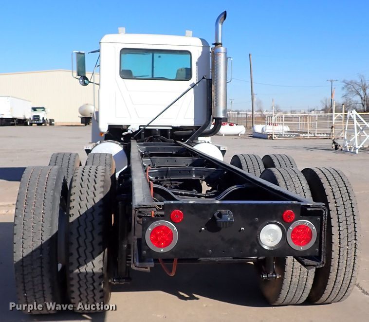 image for item IS9392 2001 Mack CH613  truck cab and chassis