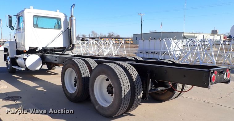 image for item IS9392 2001 Mack CH613  truck cab and chassis